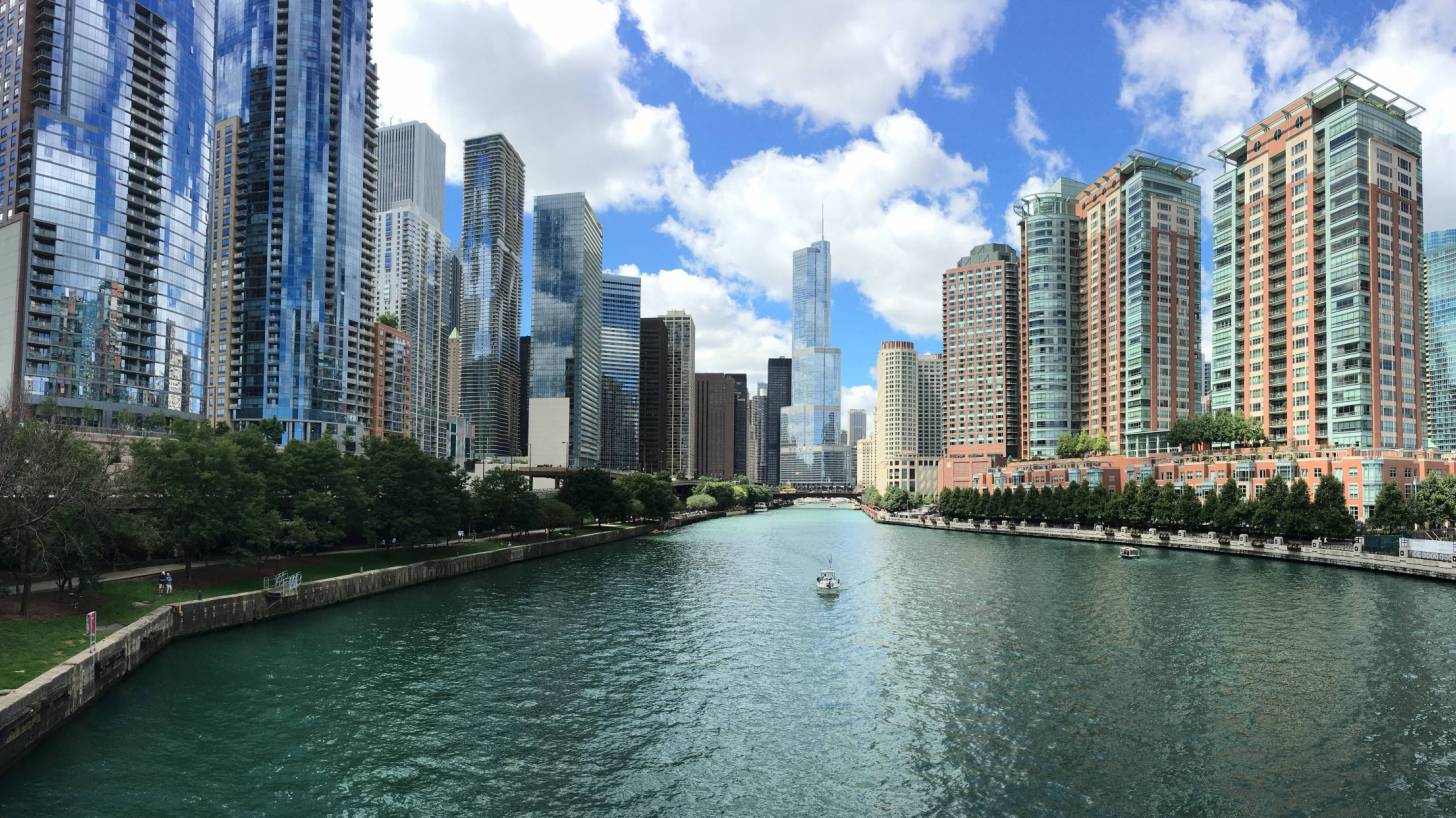 chicago river downtown buildings